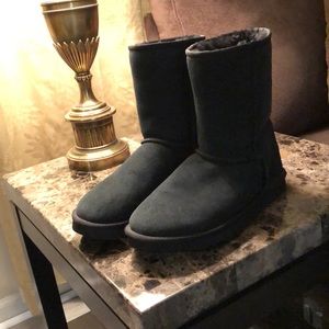Uggs Women’s classic short black boot